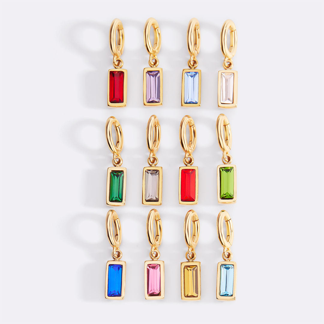 Charm delicado con piedra de nacimiento talla baguette