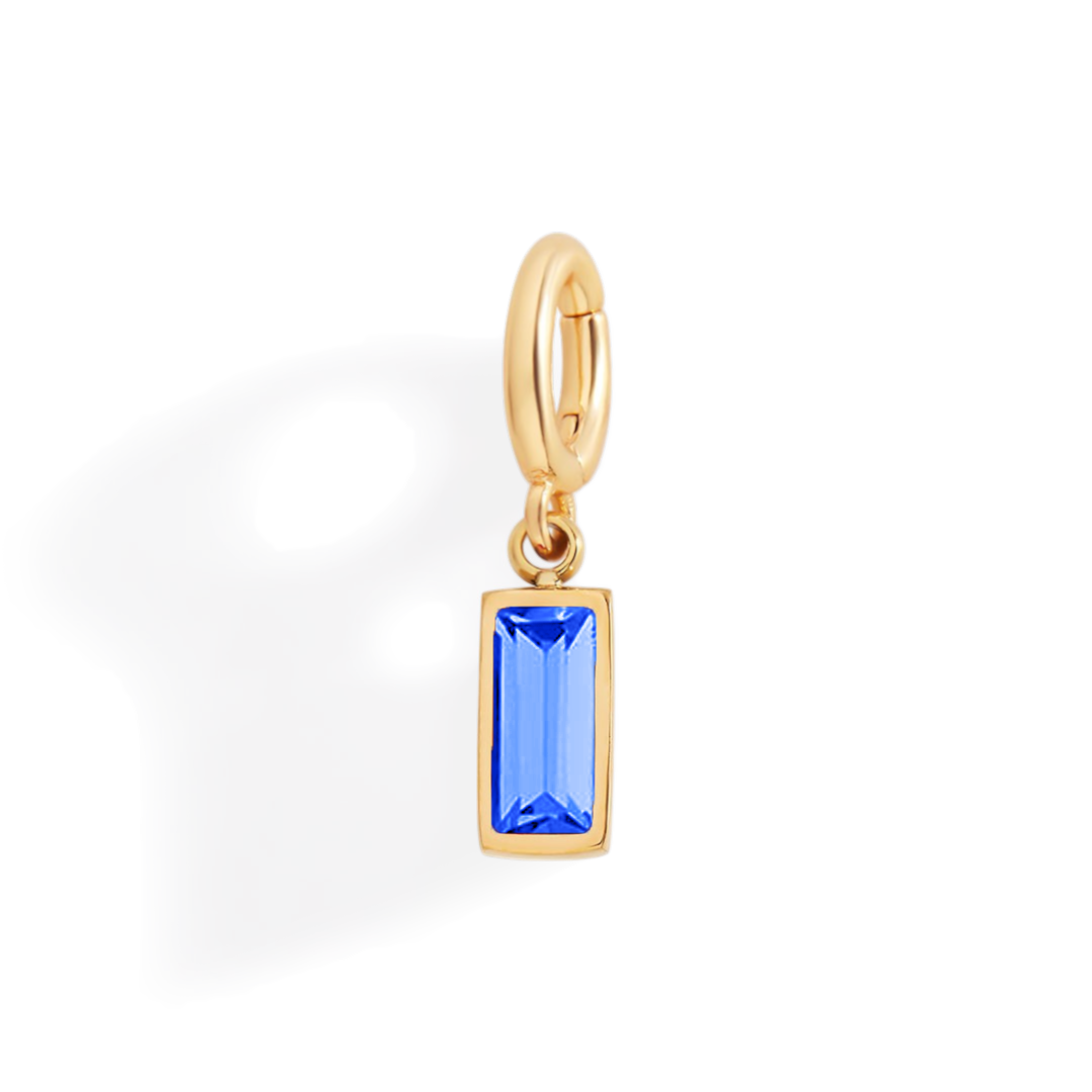 Charm delicado con piedra de nacimiento talla baguette