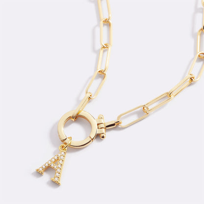 Charm délicat avec initiale pavée