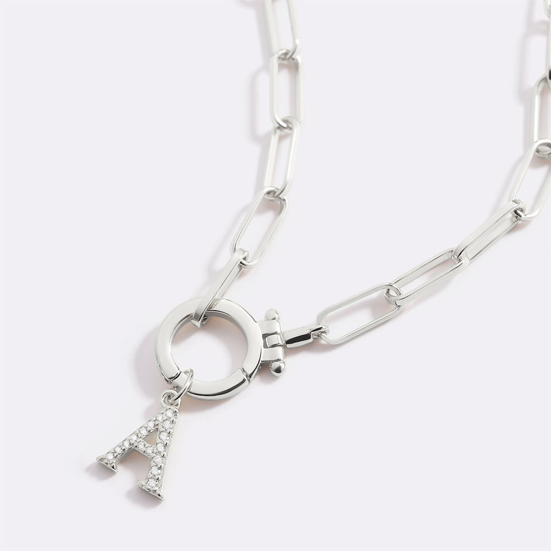 Charm délicat avec initiale pavée