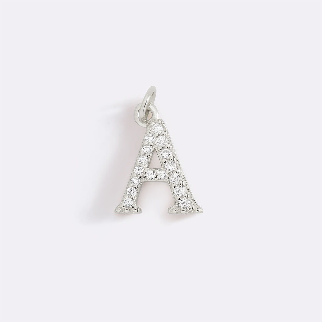Charm délicat avec initiale pavée