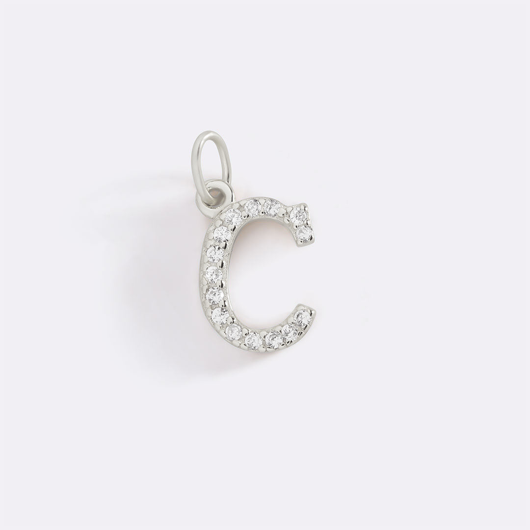 Charm délicat avec initiale pavée