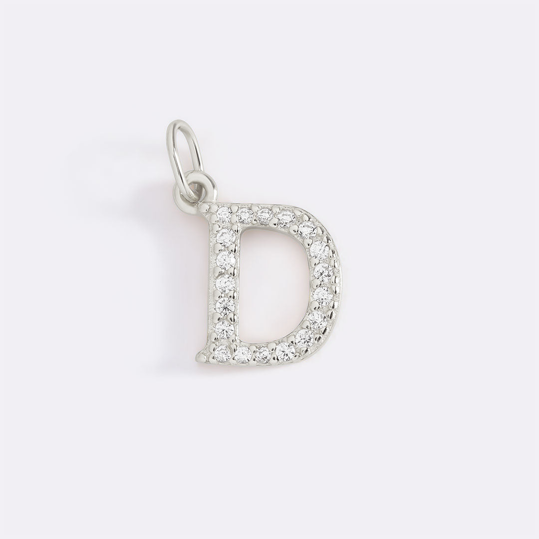 Charm délicat avec initiale pavée