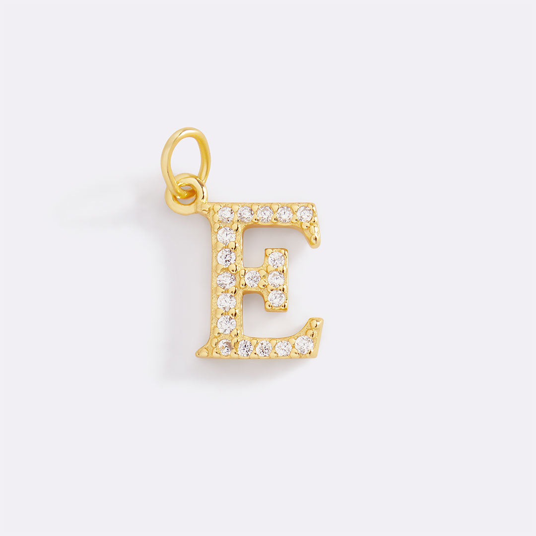 Charm délicat avec initiale pavée