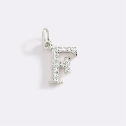 Charm délicat avec initiale pavée