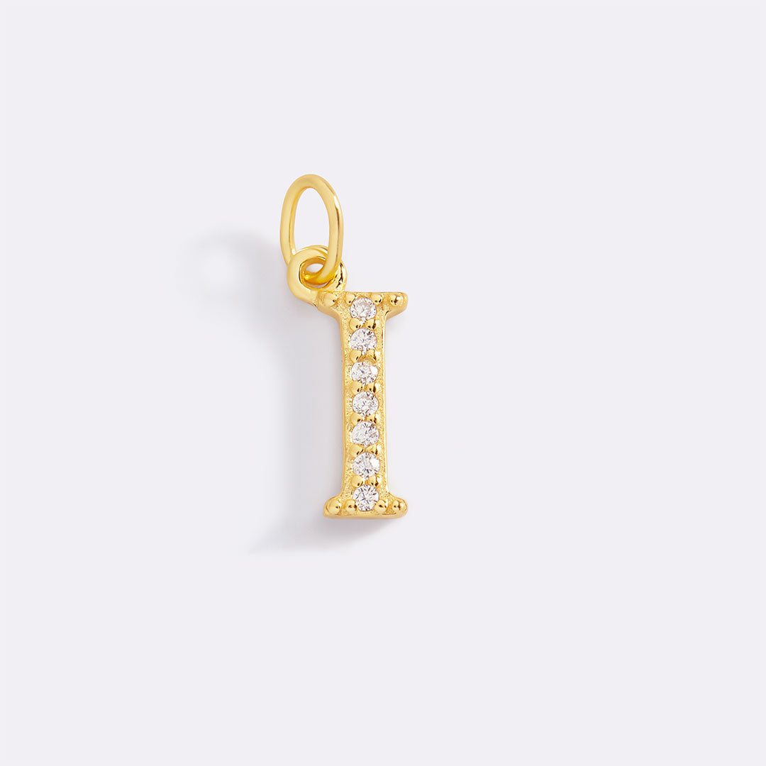 Charm délicat avec initiale pavée
