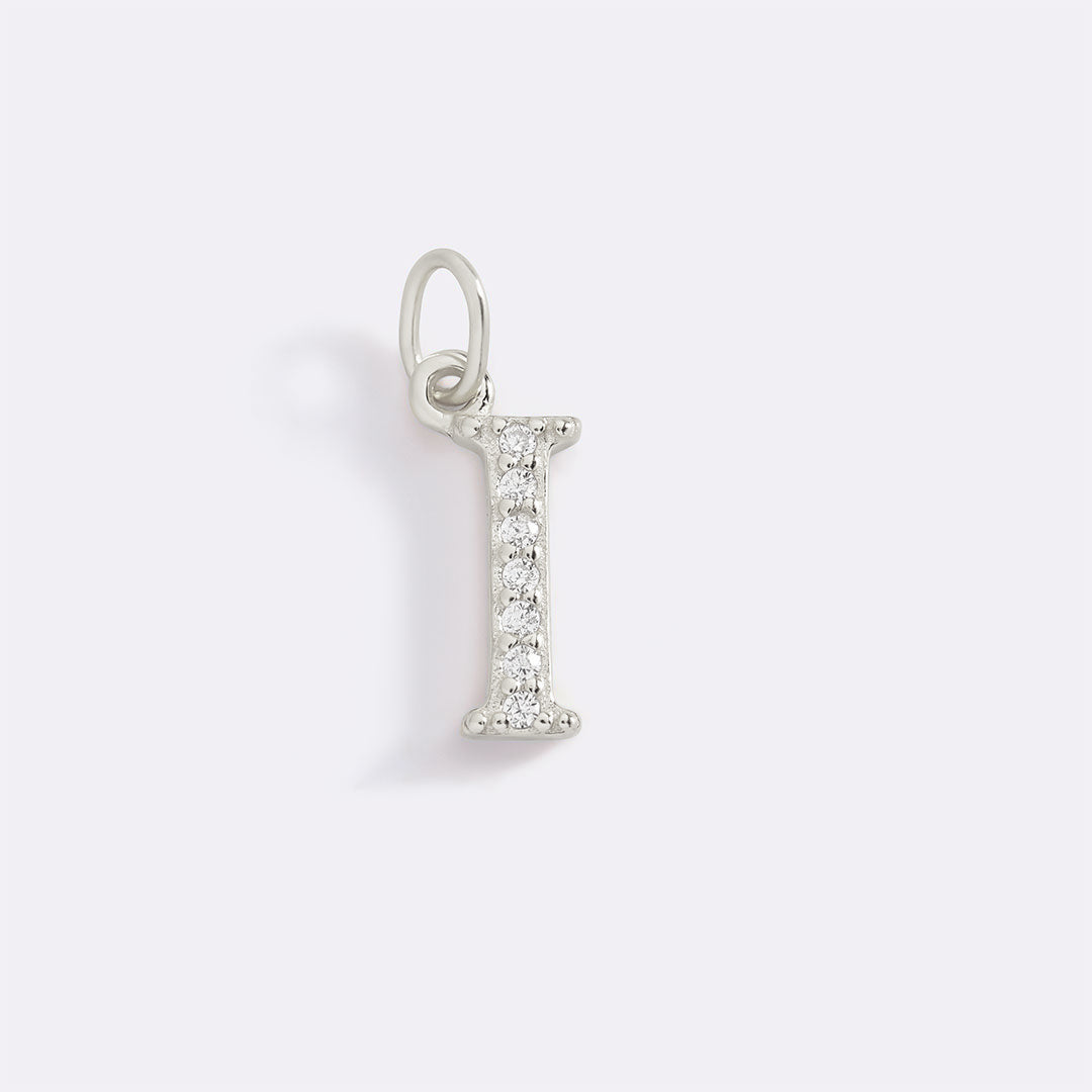 Charm délicat avec initiale pavée