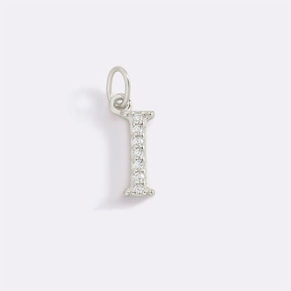 Charm délicat avec initiale pavée