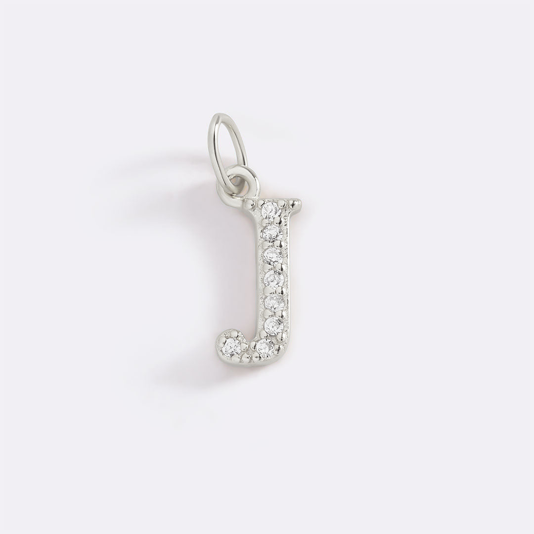 Charm délicat avec initiale pavée