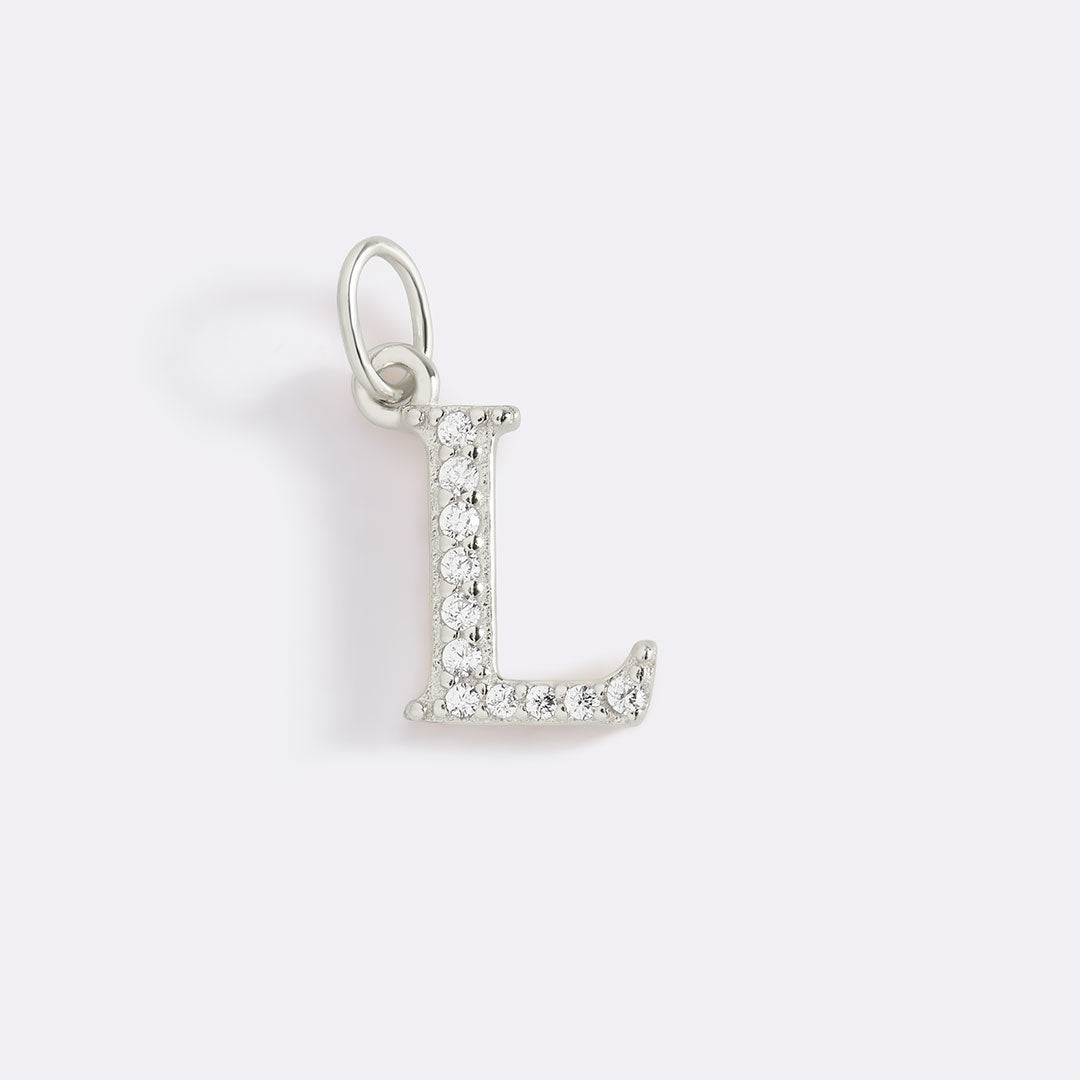 Charm délicat avec initiale pavée