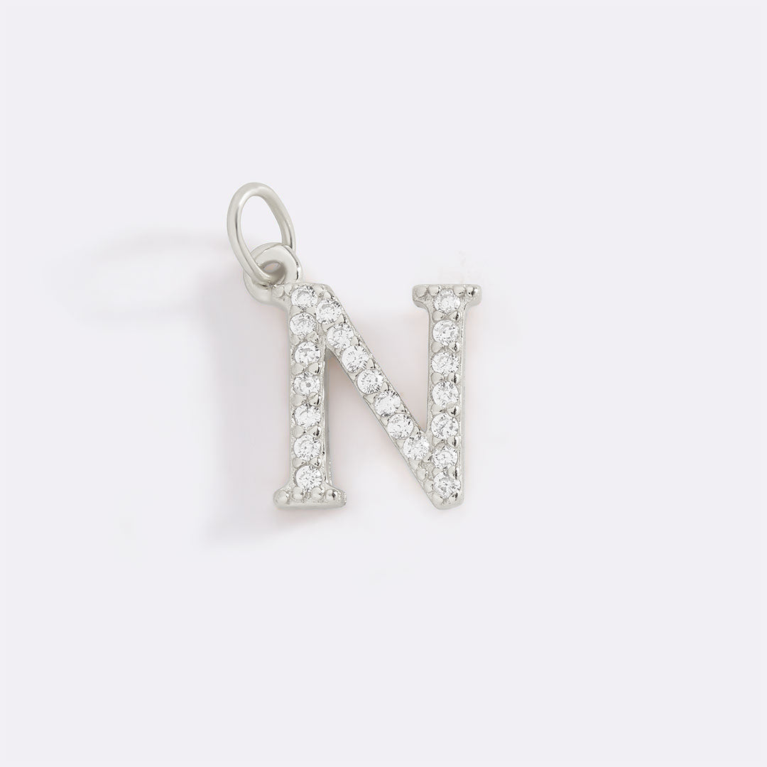 Charm délicat avec initiale pavée