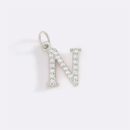 Charm délicat avec initiale pavée