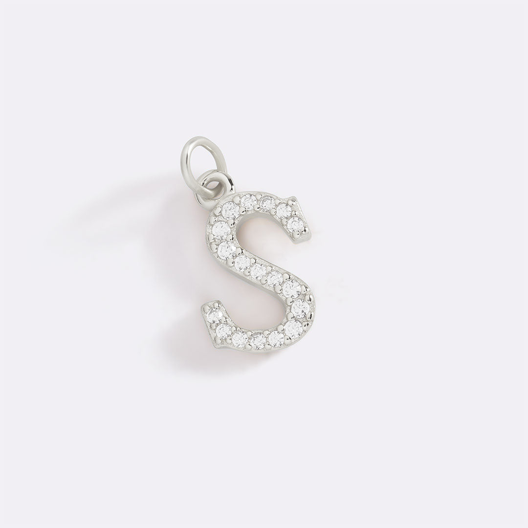Charm délicat avec initiale pavée