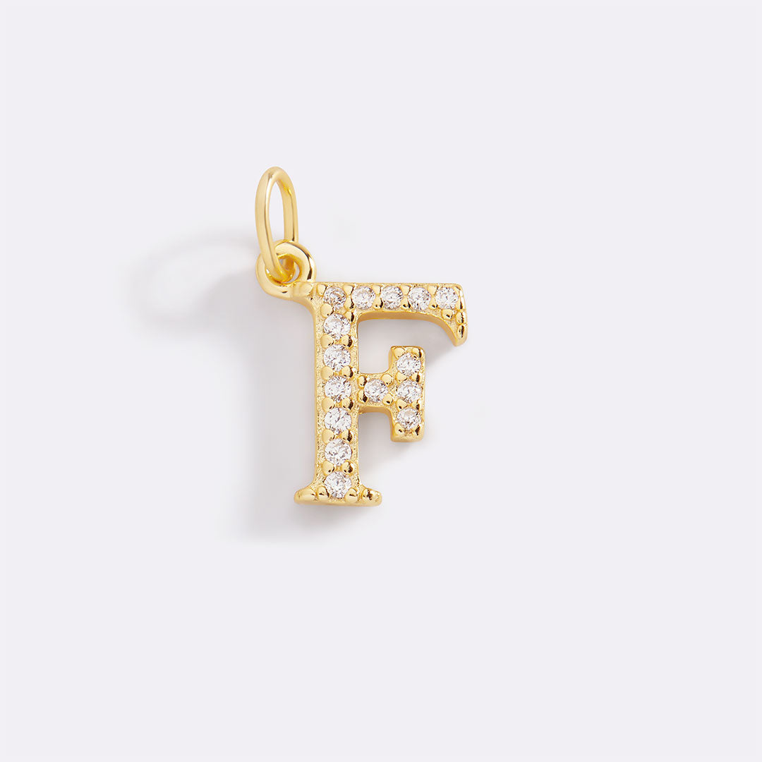 Charm délicat avec initiale pavée