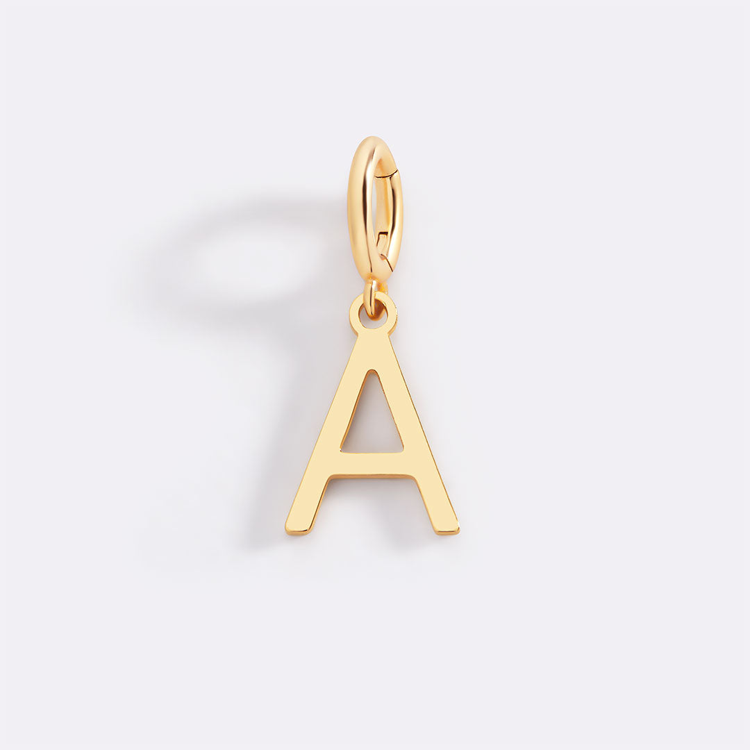 Charm minimalista con inicial