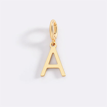 Charm minimalista con inicial