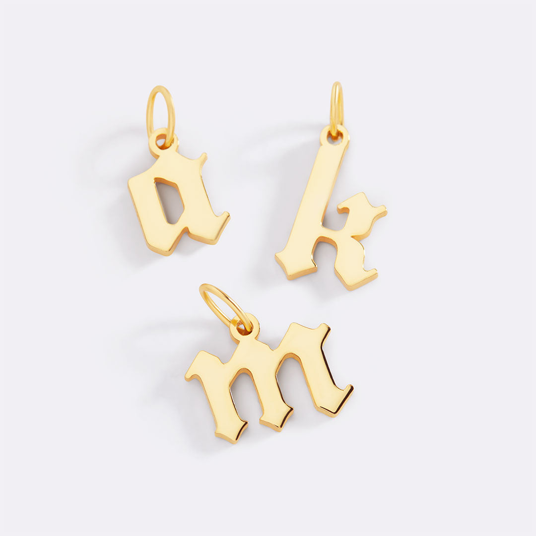 Charm con letra estilo Old English