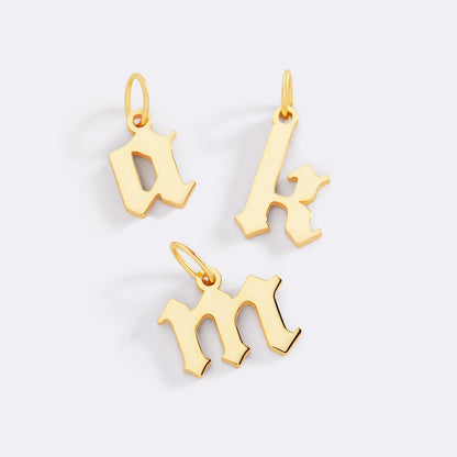 Charm con letra estilo Old English