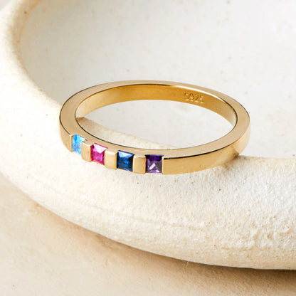 Anillo con piedras de nacimiento talla princesa