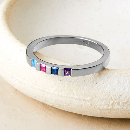 Anillo con piedras de nacimiento talla princesa