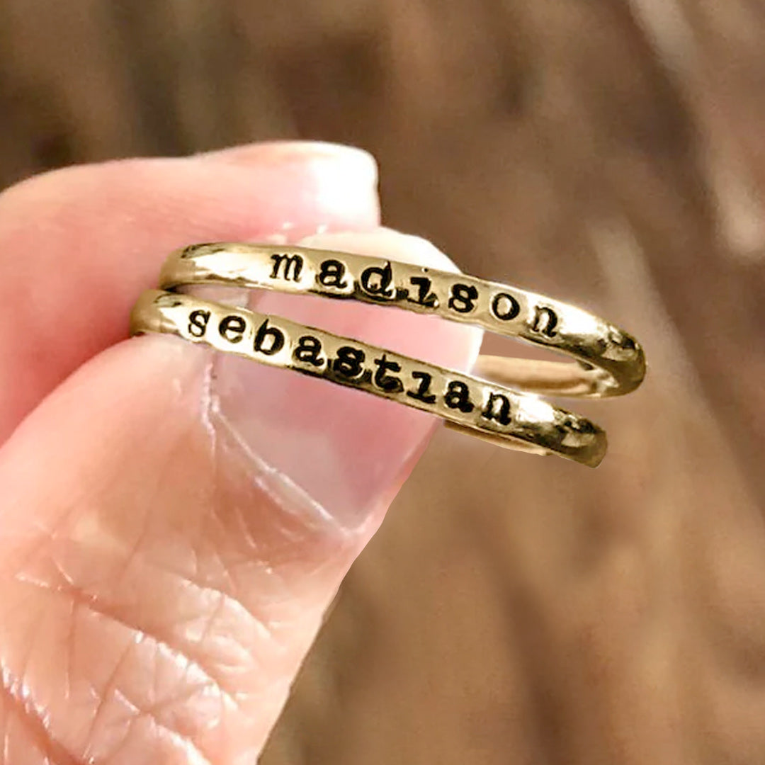 Anillo fino apilable personalizado con nombre