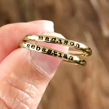 Anillo fino apilable personalizado con nombre