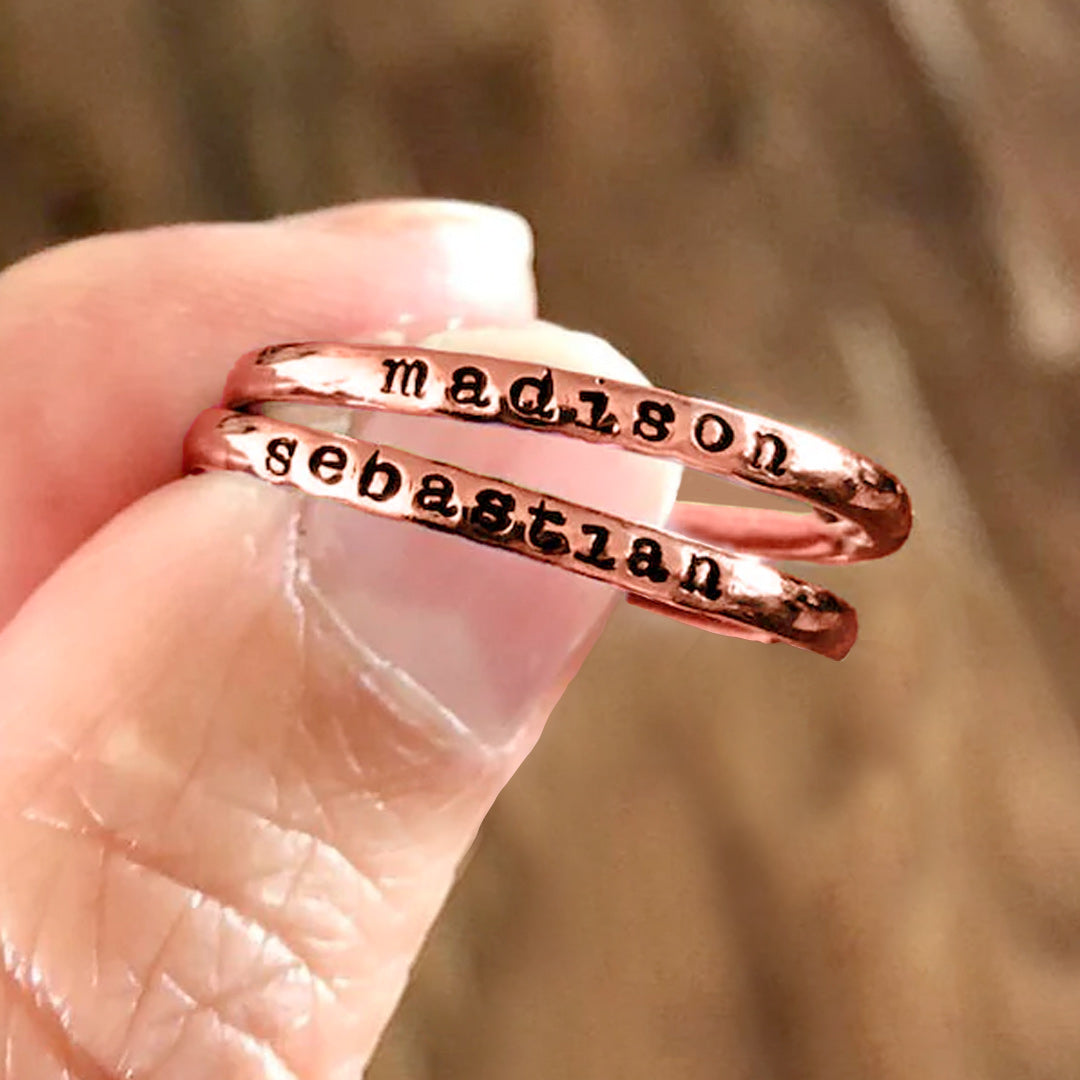 Anillo fino apilable personalizado con nombre