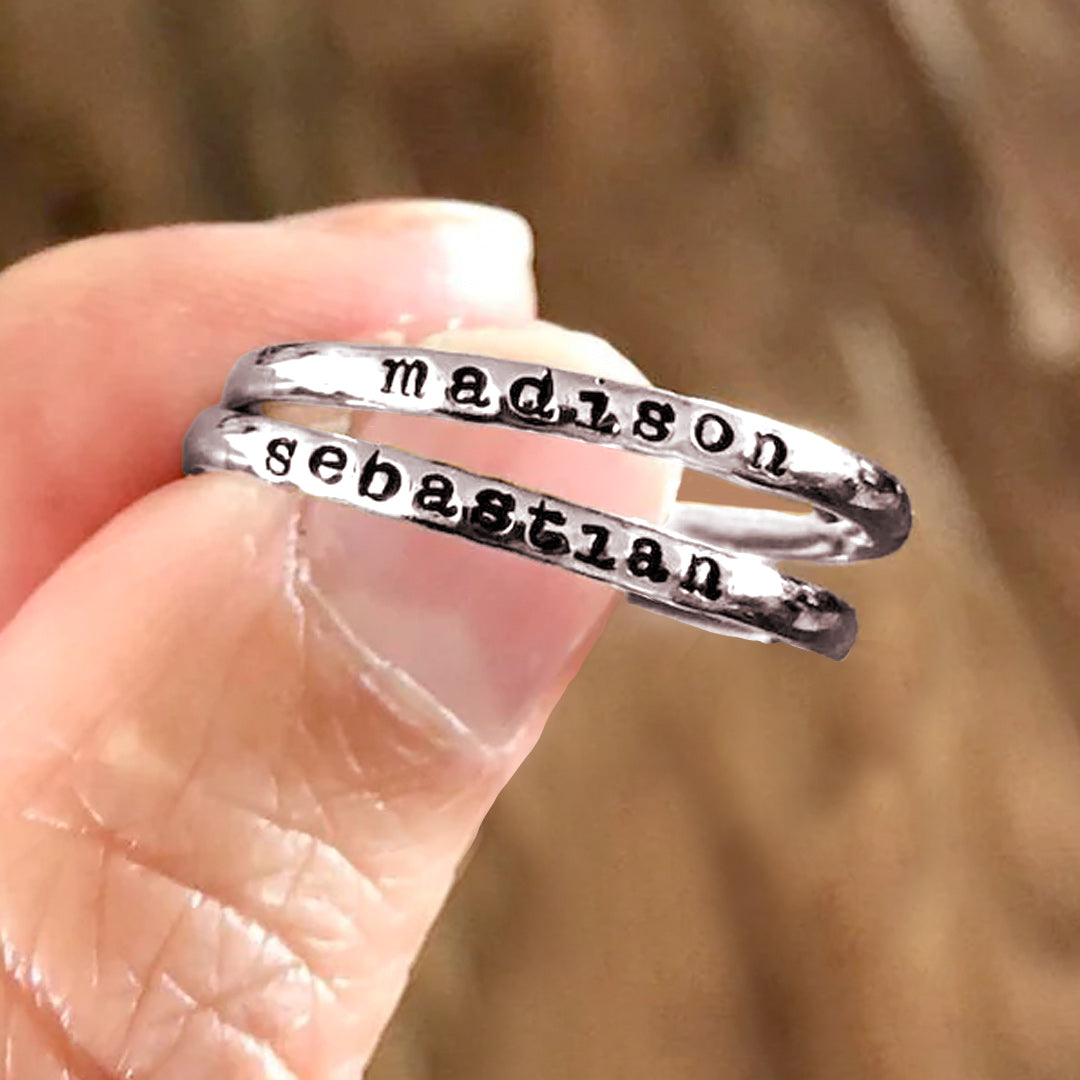 Anillo fino apilable personalizado con nombre
