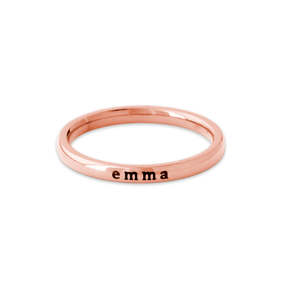 Anillo fino apilable personalizado con nombre