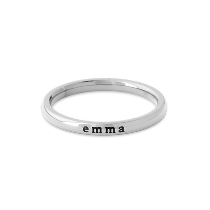 Anillo fino apilable personalizado con nombre