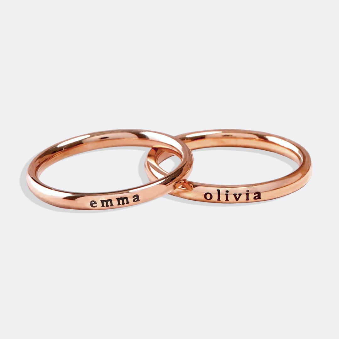 Anillo fino apilable personalizado con nombre