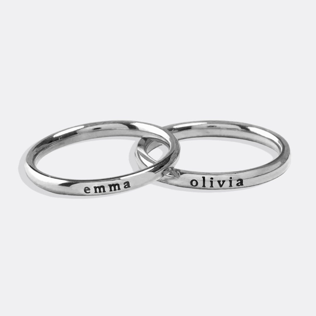 Anillo fino apilable personalizado con nombre