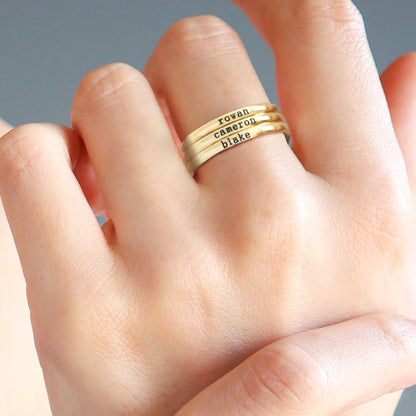 Anillo fino apilable personalizado con nombre