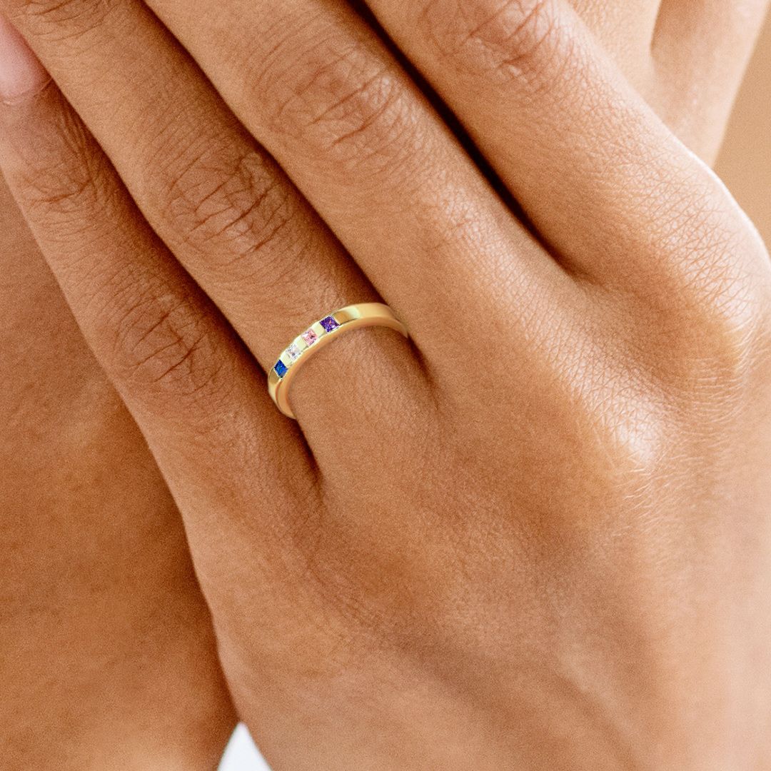 Anillo con piedras de nacimiento talla princesa