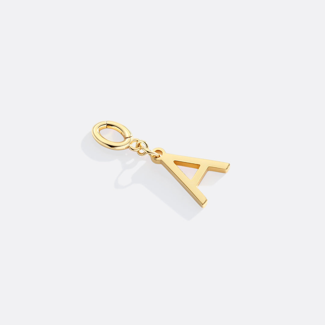 Charm minimalista con inicial