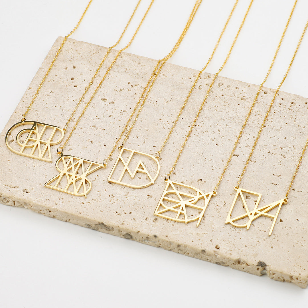 Collana con nome e monogramma minimalista