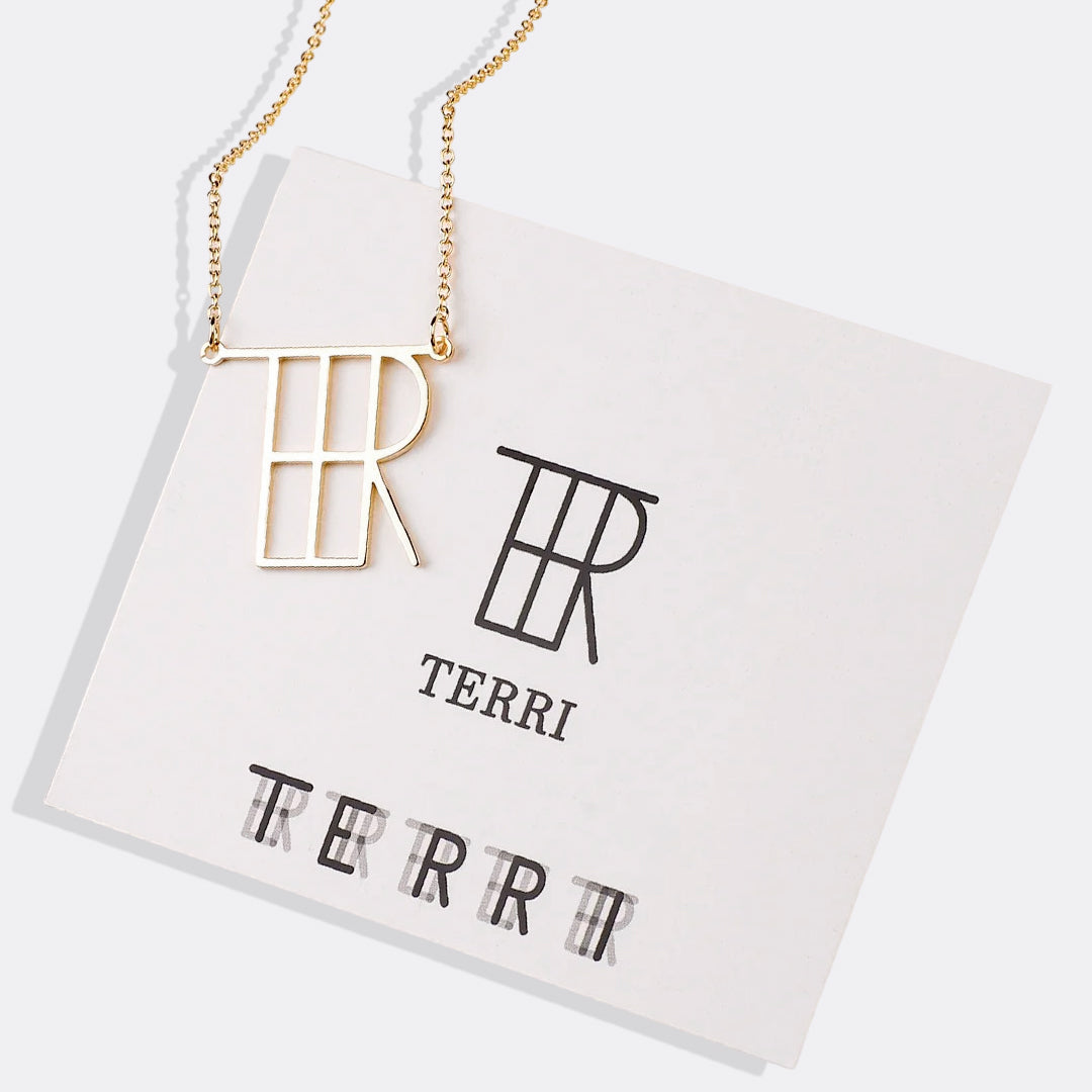 Collana con nome e monogramma minimalista