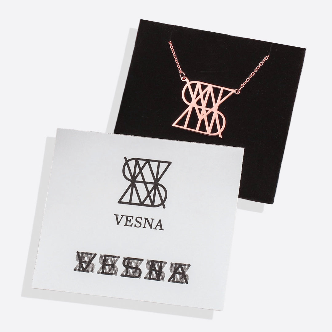 Collana con nome e monogramma minimalista