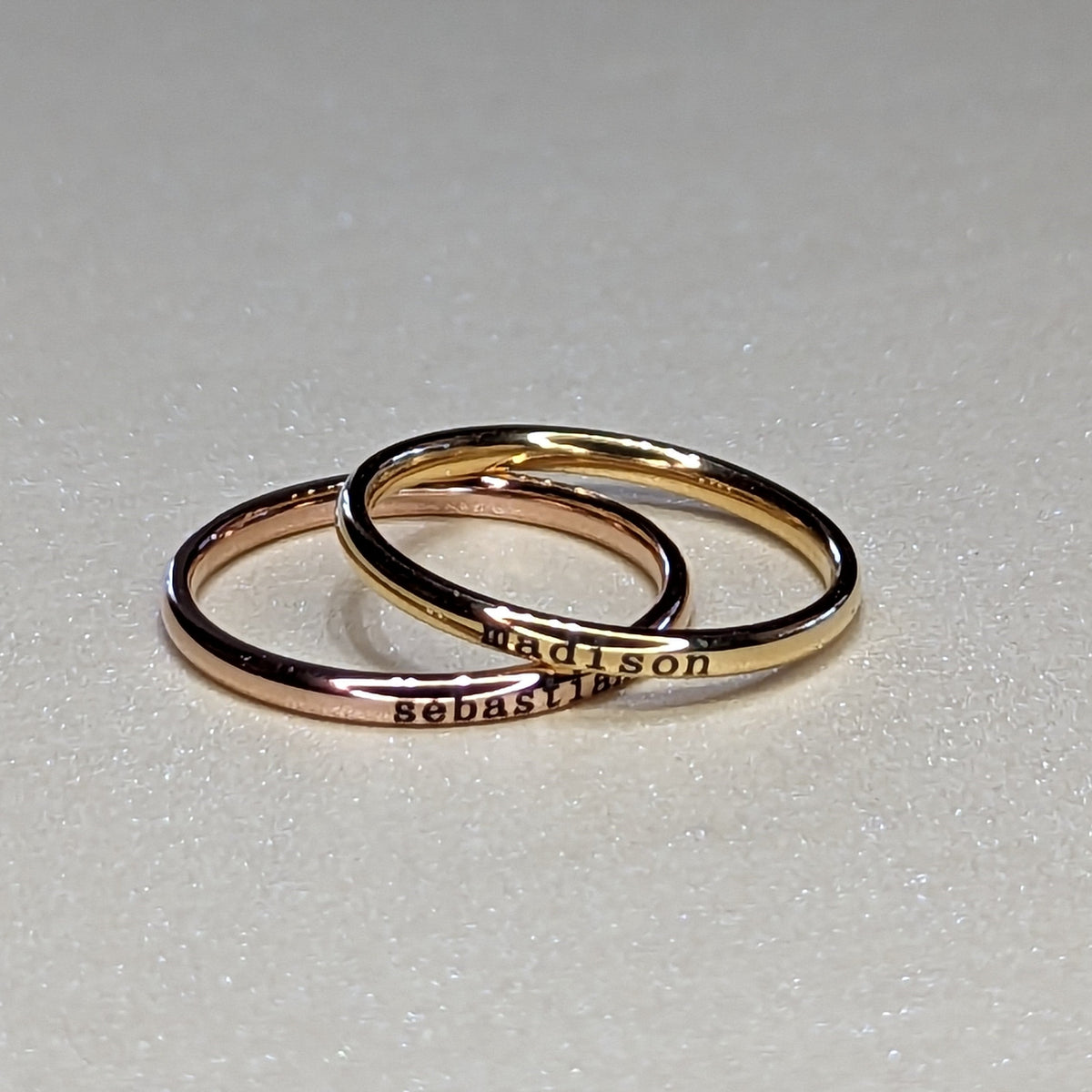 Anillo fino apilable personalizado con nombre