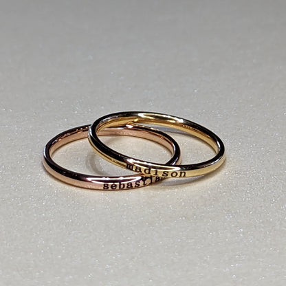 Anillo fino apilable personalizado con nombre
