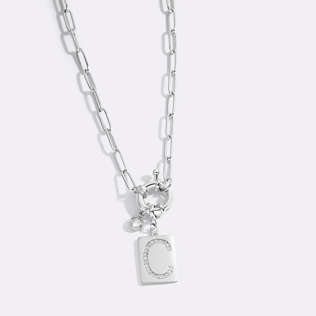 Collar con colgante de inicial pavé y cadena con clip
