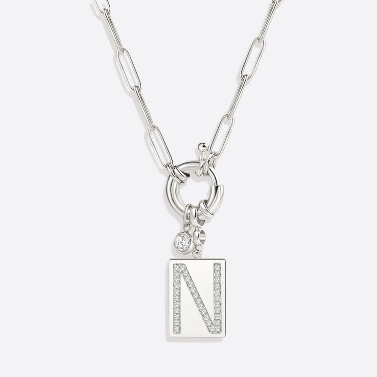 Collar con colgante de inicial pavé y cadena con clip