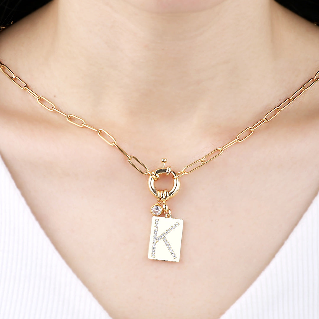 Collar con colgante de iniciales y cadena de clip