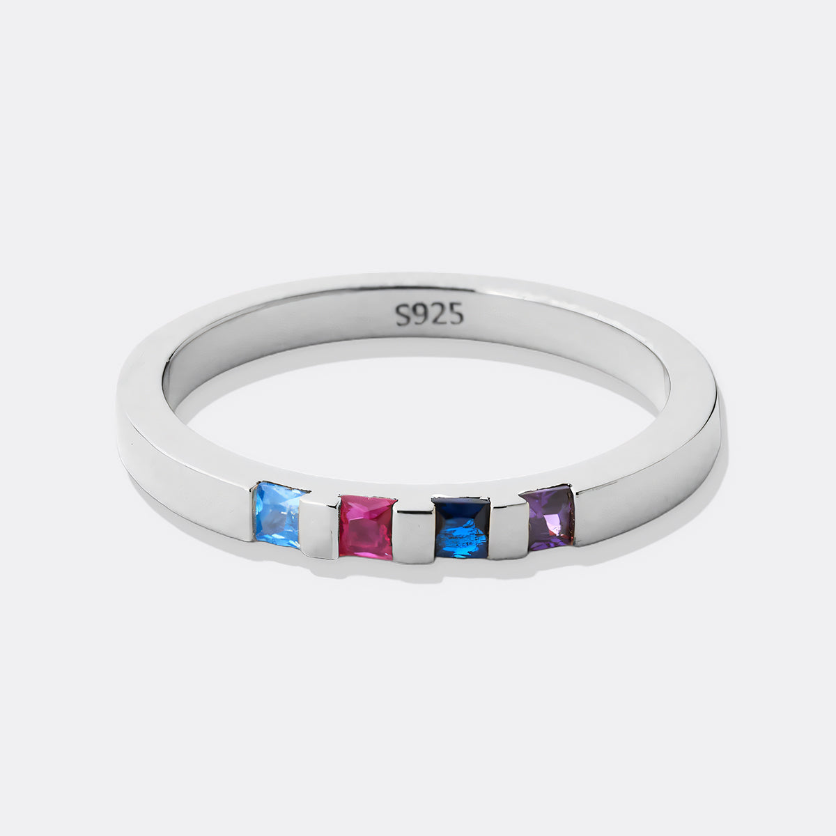 Anillo con piedras de nacimiento talla princesa