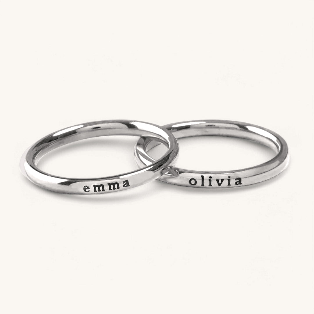 Anillo fino apilable personalizado con nombre