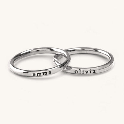 Anillo fino apilable personalizado con nombre