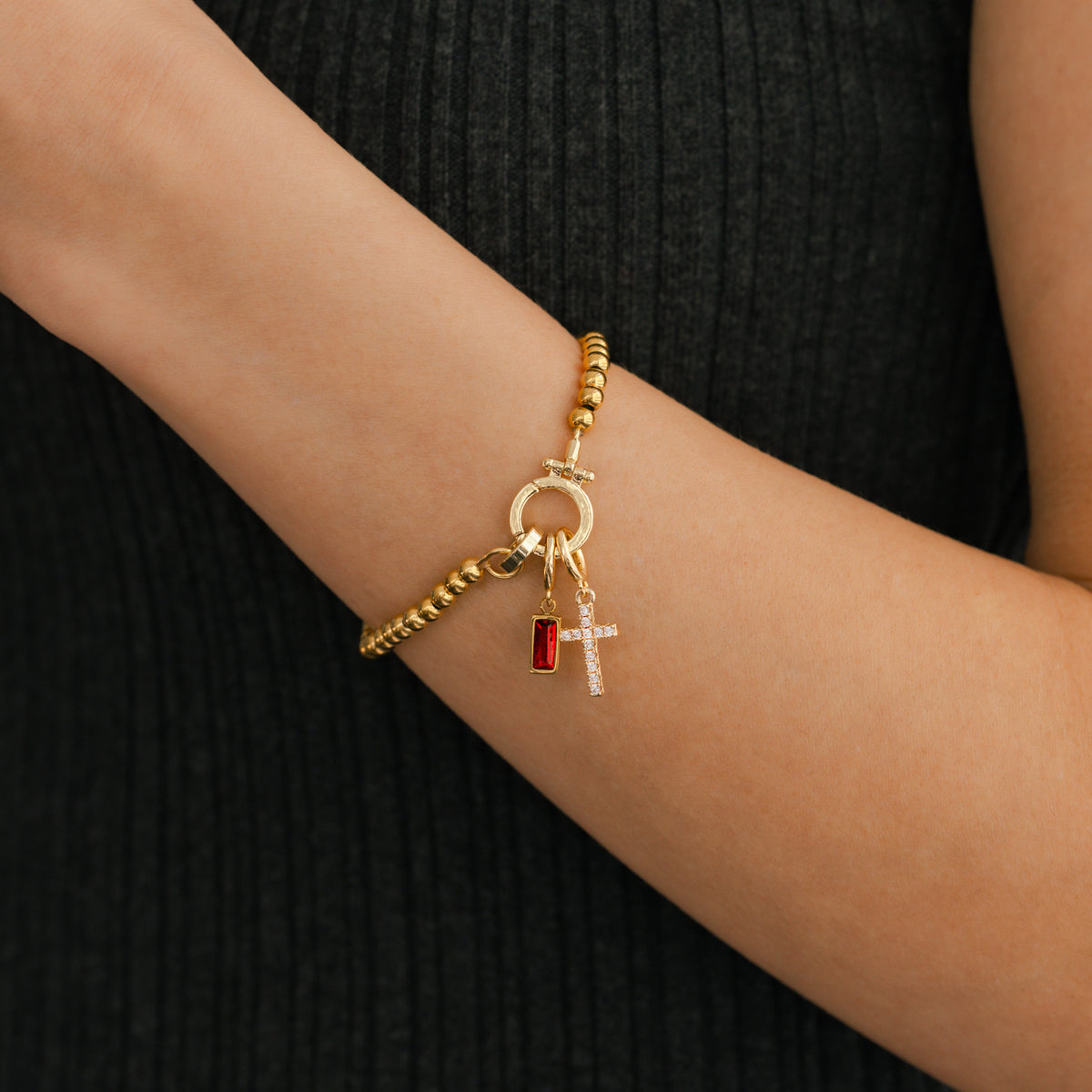 Pulsera con charm de cruz y piedra de nacimiento