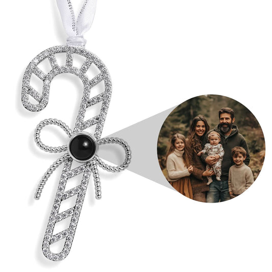 Adorno fotográfico personalizado con forma de bastón de caramelo.