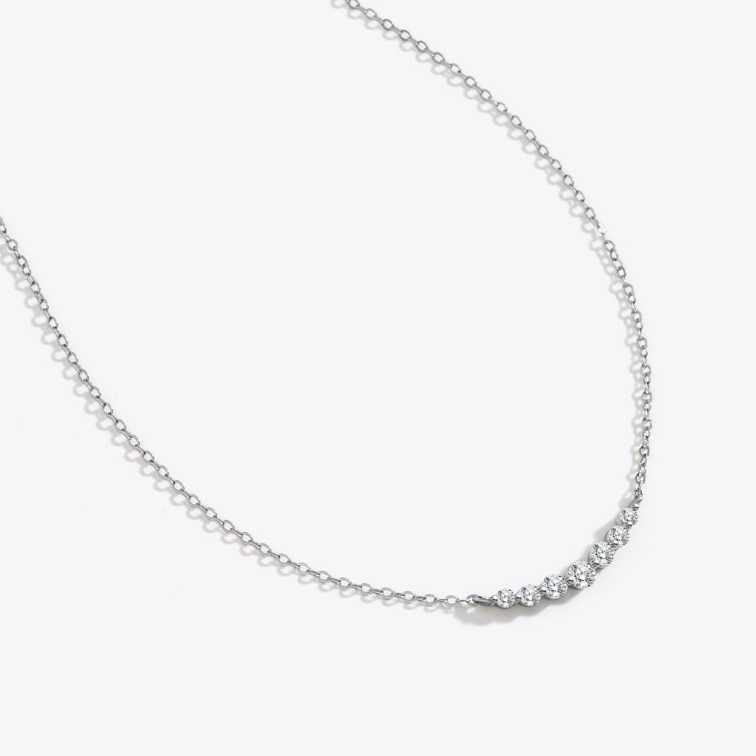 Collar clásico curvo con circonitas