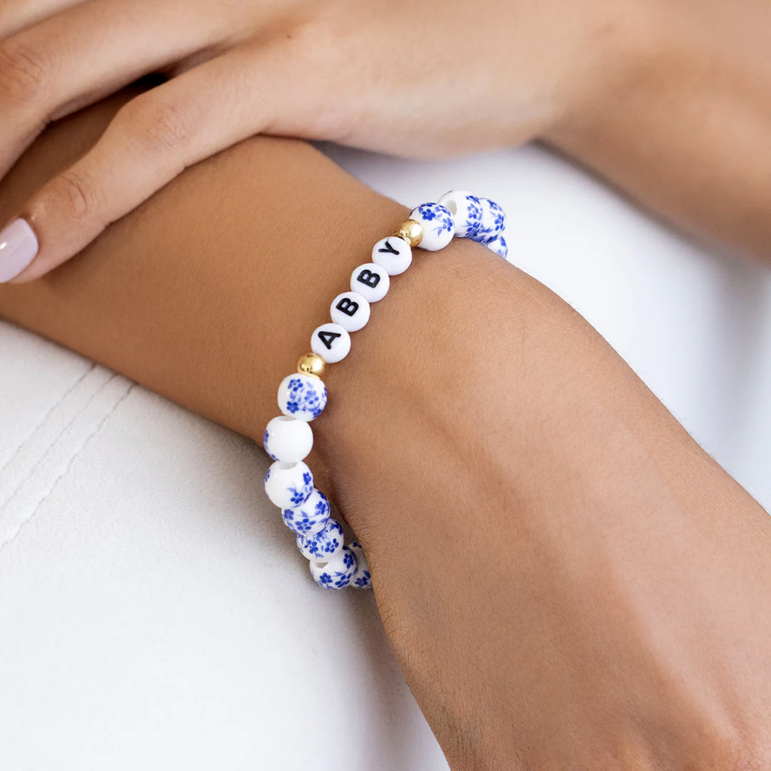 Pulsera personalizada de cuentas de porcelana azul con nombre